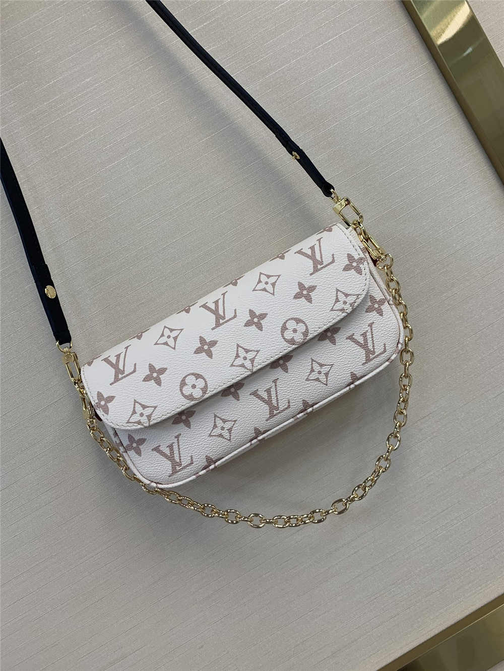 Louis Vuitton WALLET ON CHAIN IVY M83091  size：23.5x12x4.3cm 2025 new 